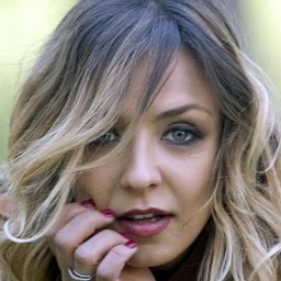 Myriam Catania 飾演 Moira