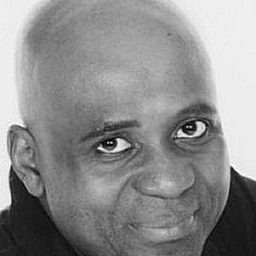 Isaac George 飾演 Cameriere in aeroporto