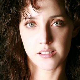 Mariana Peñalva 飾演 Nina