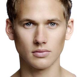 Gregg Lowe 飾演 The Groom