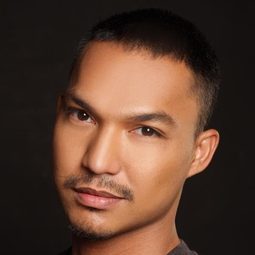 Anthony Falcon 飾演 Romy (Alien)