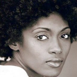 Vicky Lambert 飾演 Mrs. Washington