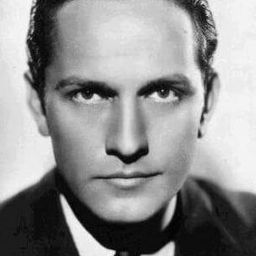 Fredric March 飾演 Norman Maine
