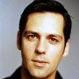 Ștefan Bănică Jr. 飾演 Mihai Marinescu