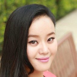 何翯 飾演 Young Bao Yumei