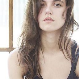 卡洛琳娜·布魯奇尼卡 飾演 Anna