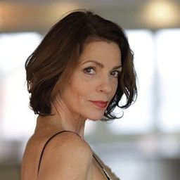 Élisabeth Bourgine 飾演 Gin