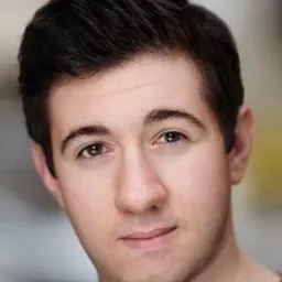 Elliot Lazar 飾演 Sergei, Bellboy