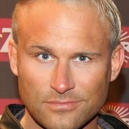 Martin Hentschel 飾演 Knights Assistant