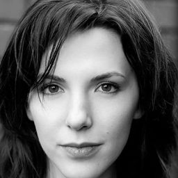 Kristin Atherton 飾演 Sarah