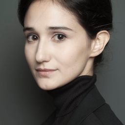 Linda Caridi 飾演 Karole