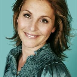 Helen Sjöholm 飾演 Karin Larrson