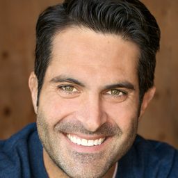 Nick Greco 飾演 Barry