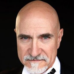 歐斯曼·梭伊庫特 - P-51飛龍戰機演員 飾演Dr. Heinrich Gudrun