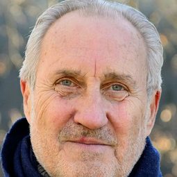 Ralph Carlsson 飾演 Kyrkoherden Gunnar