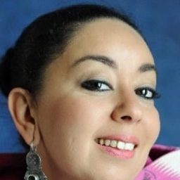 Amal Atrach 飾演 Teacher