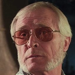 Kevin Anderson 飾演 Judge