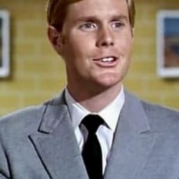 John Findlater 飾演 Peter Coakley