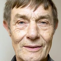 Baard Owe 飾演 Karl