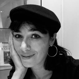 Nadja Harek 飾演 Une femme de Béthanie