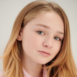 艾力克斯·威斯特·萊弗勒 飾演 Agnes Dalton