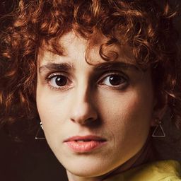 卡露杜亞特 飾演 Italia