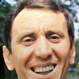 Carlo Nell - 羅拉演員 飾演Dancing Teacher