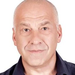 Tony Nikolakopoulos 飾演 Stewie