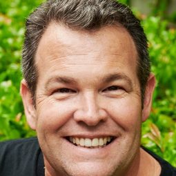 Gus Worland - 愛上高卡車演員 飾演Nationals Announcer