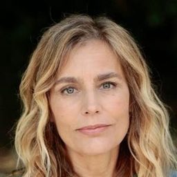 Sophie Duez 飾演 Véronique