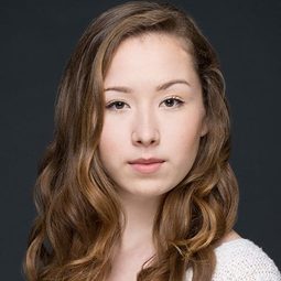 Celia Kenney 飾演 AJ