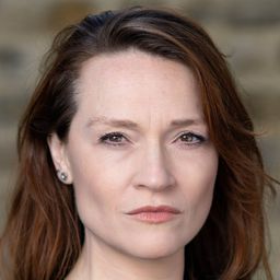 Tina Barnes 飾演 Georgina