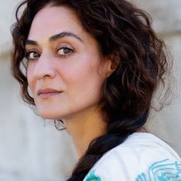 Uygar Tamer 飾演 Mrs. Yılmaz