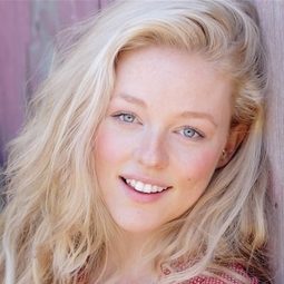 Kelly Van der Burg 飾演 Jasmine