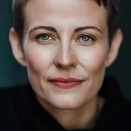 Yesse Spence 飾演 VIP 2