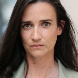 Sara Ginac - 絕命樂透彩演員 飾演Employée centre loterie