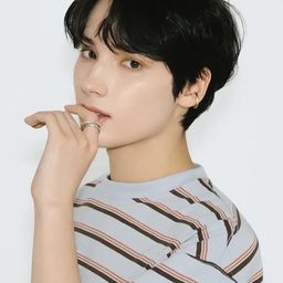 Huening Kai 飾演 Self