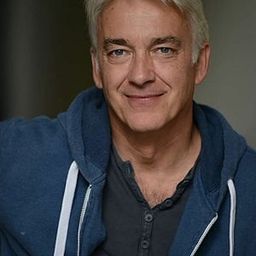 Christoph M. Ohrt 飾演 Dr. Michael Castell