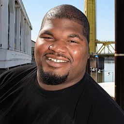 Anton Clark 飾演 Bone