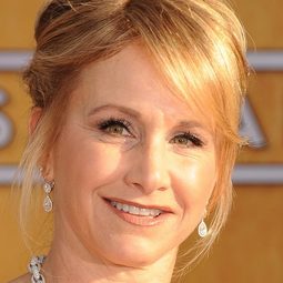 Gabrielle Carteris 飾演 College Girl in Bar