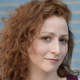 Mollie Israel 飾演 Annie