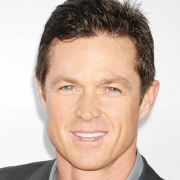 Eric Close 飾演 Mark McCune