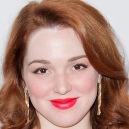 Jennifer Stone 飾演 Abby Hanover