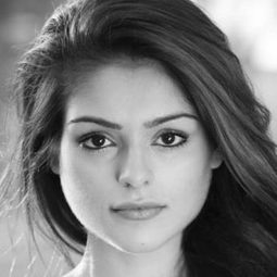 Mandi Sidhu 飾演 Receptionist 2