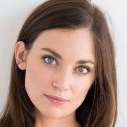 Carrie Finklea 飾演 Wren