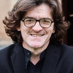 Ernesto Lama 飾演 Michele