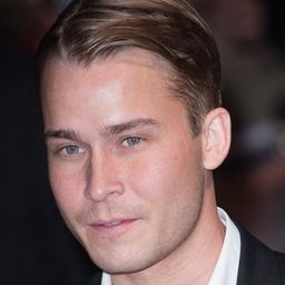 Thor Kristjansson 飾演 Stebbi