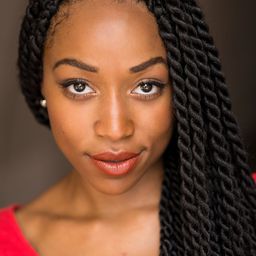 Grace Porter 飾演 Shauna