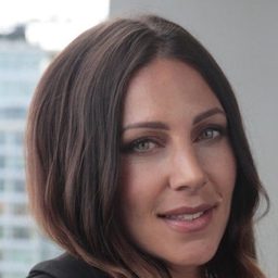 Janene Carleton 飾演 