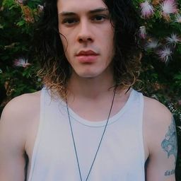 Shico Menegat 飾演 Pedro